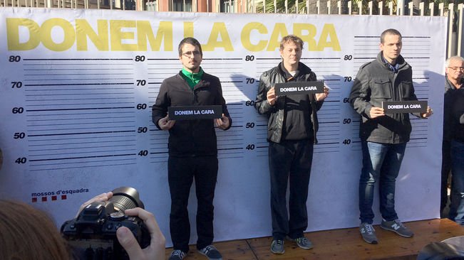 diariARA's tweet photo. Tres activistes en cerca i captura munten una roda de premsa davant d'Interior i s'entreguen https://t.co/P8jUjI8Dai https://t.co/tmk3Wu87y1