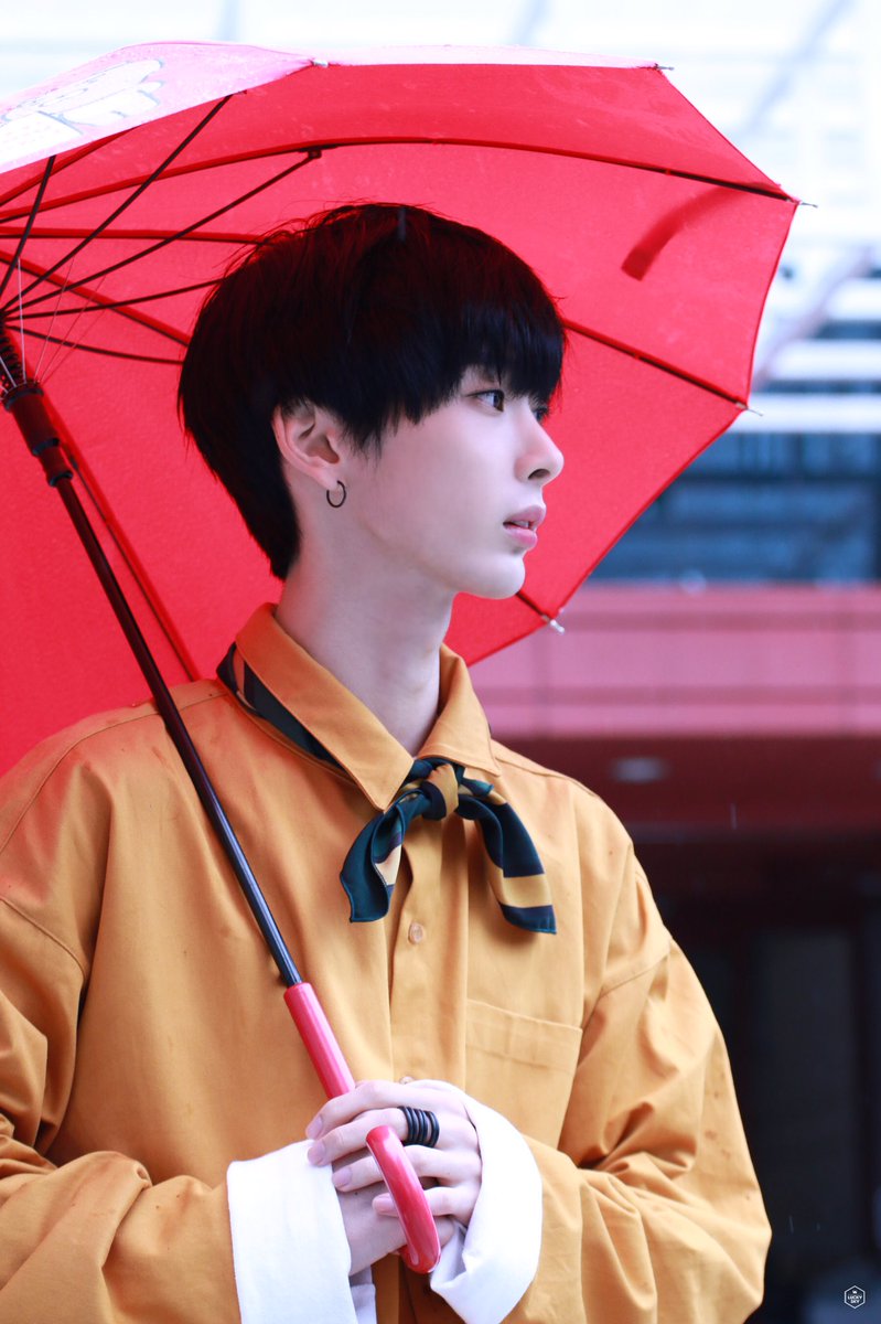 LuckySky94's tweet photo. 161002 인기가요 출첵이벤트
#HALO #헤일로 #희천 @HelloHALO_ 
비오는날 더 
보고싶은 너☔️
(https://t.co/0nvpnIEgzS) https://t.co/wCLGEkGkKk