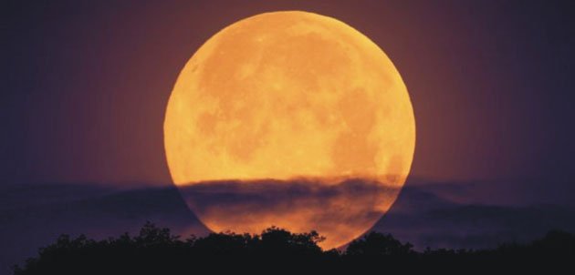 Intermedio967's tweet photo. Nuestro tema #LunesDeArranque la #SuperLuna que podremos obsevar la noche de hoy, con @ZoraidaGriman por @LaCima96 #PegateALaQueEs ! https://t.co/XrmvlVja4Y