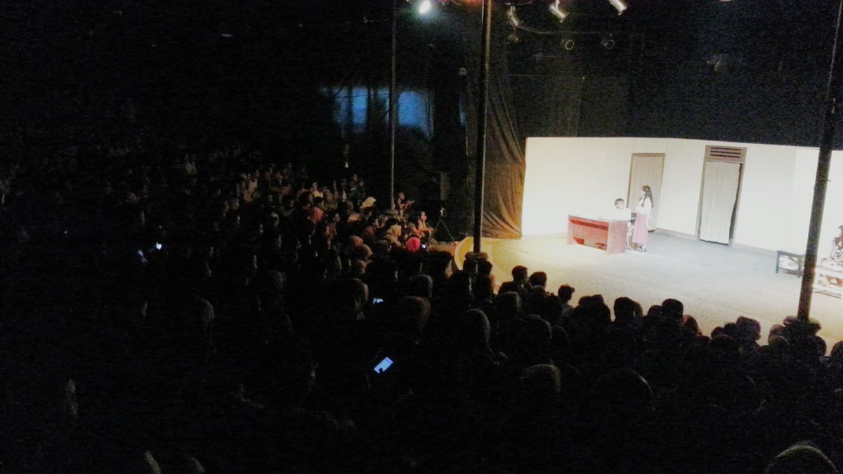 Pementasan malam ini, seperti malam2 sebelumnya full penonton. 
#ftmpxviii #teaterputih #ntb #lombok #pelajar