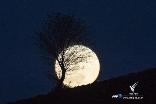 Луна является телом. Необычная Луна. Лунная бомба. Луна лоплун бомб. Небесное тело рядом с луной фото.