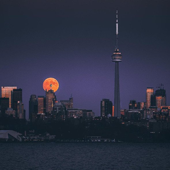 blogTO's tweet photo. This what the supermoon looked like in #Toronto yesterday https://t.co/lJH9Vm7Wfh https://t.co/e8fWZDa5G6