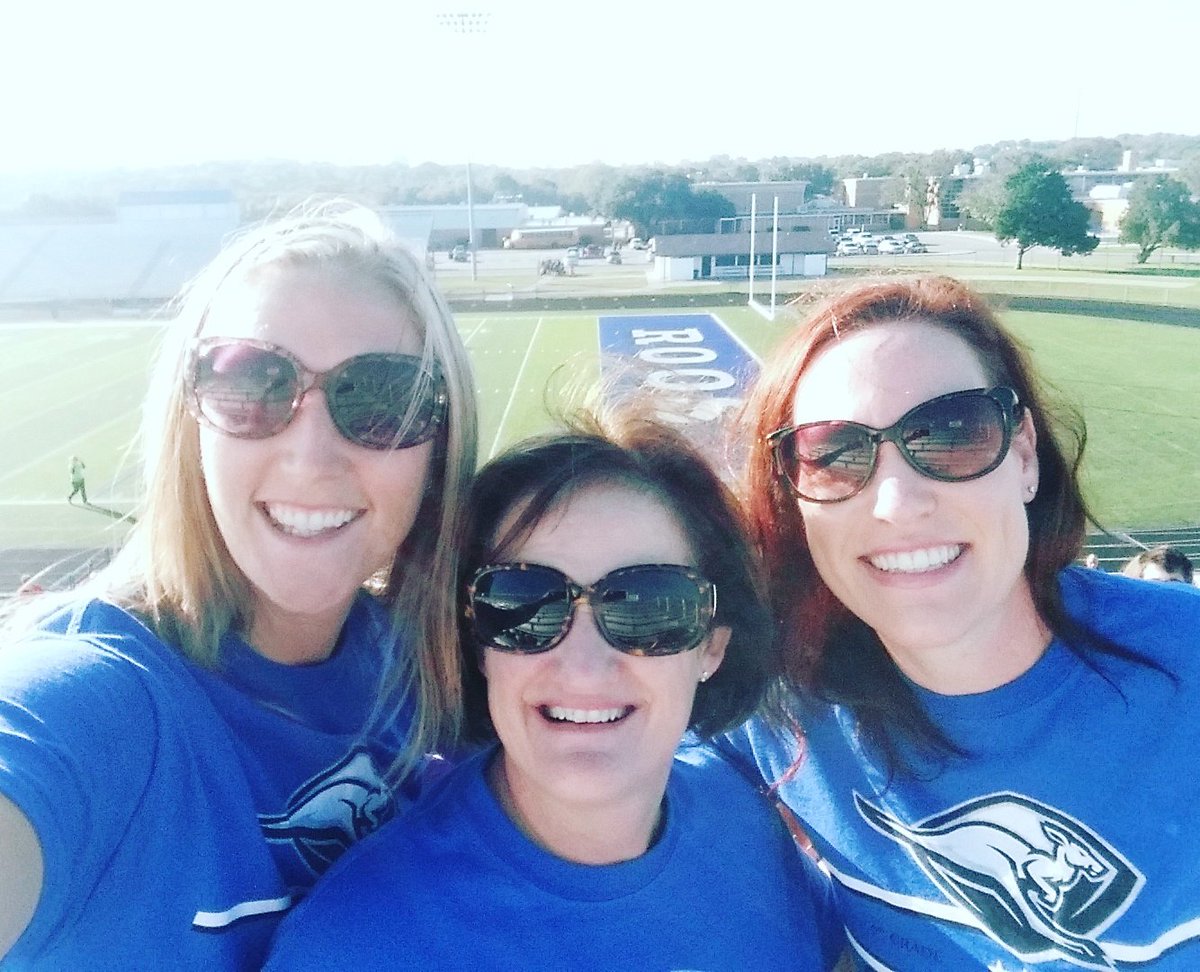 KristiYounger's tweet photo. 6th Grade Track Meet!! #goingforthegold #crockettroos @JennyMoore77 @janet_burleson https://t.co/PYV4SmpJQ9