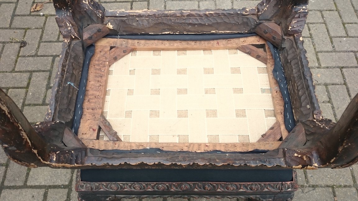 HaresAntiques's tweet image. #rusticated #Victorian #antique #antiques #cabrioleleg #lovejoy #ballandclaw #antiquestool #nicepair #antiquecarving #17thC c1850 £1850