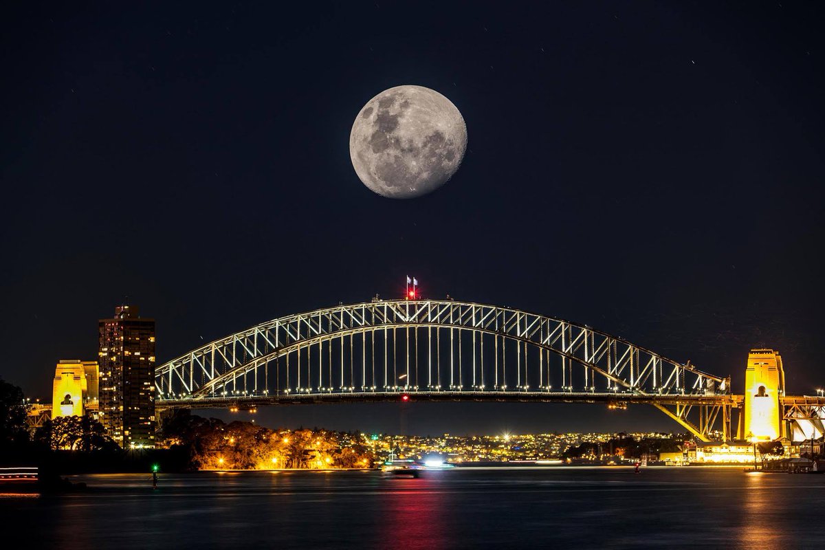 HaggleSearch's tweet image. Supermoon Sydney via @cityofsydney #supermoon #SuperLuna