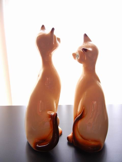 ダリアメモ帳 ゆっくりぎみ 陶器のペア猫の置物 復刻物かもしれないのですが 佇まいが昭和レトロしてます