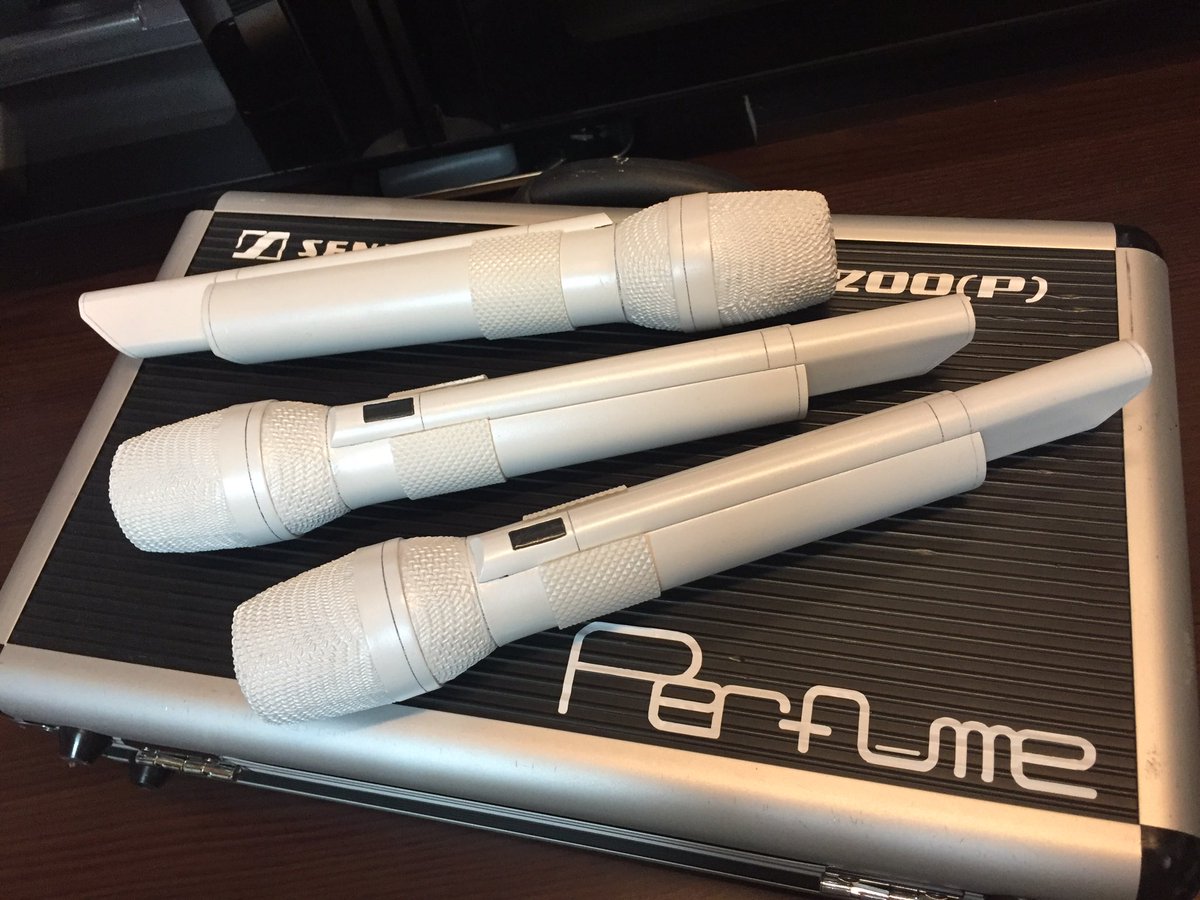 エイブラムズ 最近フォローして下さったパフュクラさんはご存知無いと思うので 私が2年前に作ったperfumeマイクのレプリカ載せときますね ゼンハイザー東京ショールームまで乗り込んで採寸したので正真正銘1 1スケールです スタンドもあります