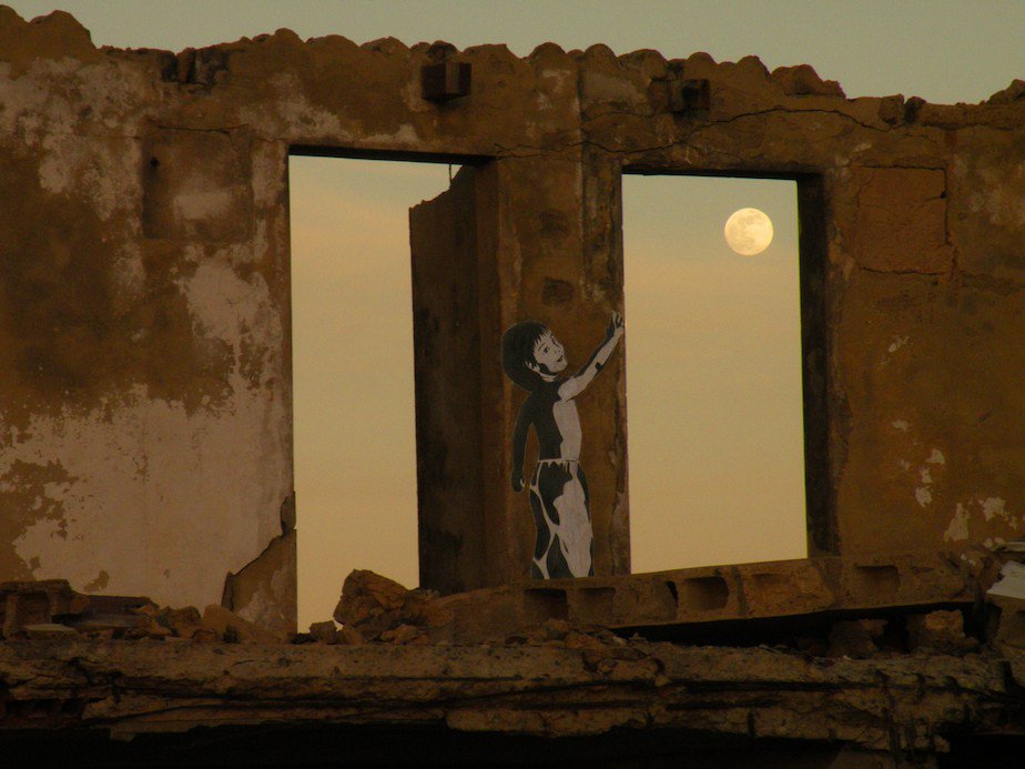wherethewall's tweet photo. This one by @FlixRobotico : ‘Matias, the moon &amp; the sea’ in Caracas, Venezuela #supermoon #streetart #SouthAmerica https://t.co/zqInkRuRWU