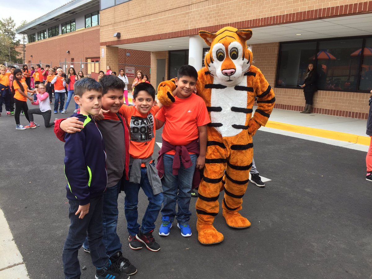 BaileysES_FCPS's tweet photo. National Kindness Day! #BUpper #DFK2016 #DFKFallsChurchVA https://t.co/PyMgtEItUc