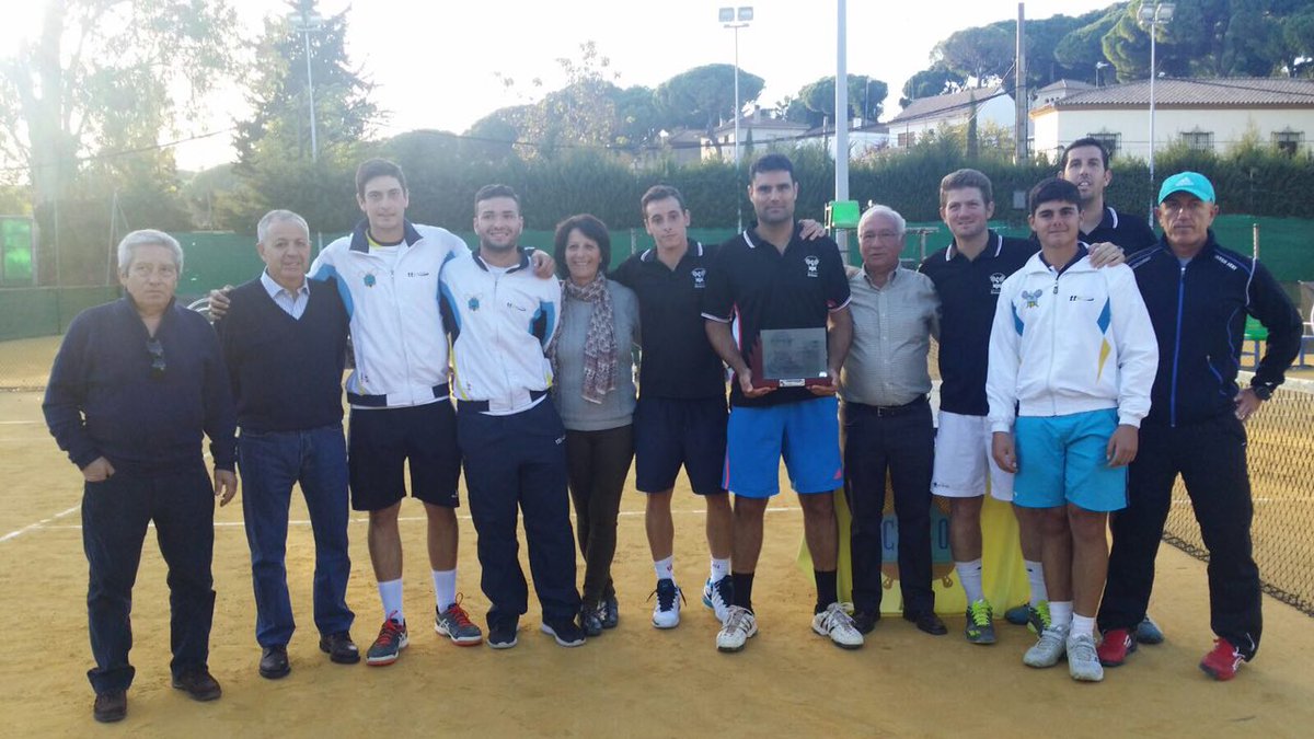 Foto correcta del equipo del Club de Tenis Oromana subcampeon de Andalucía