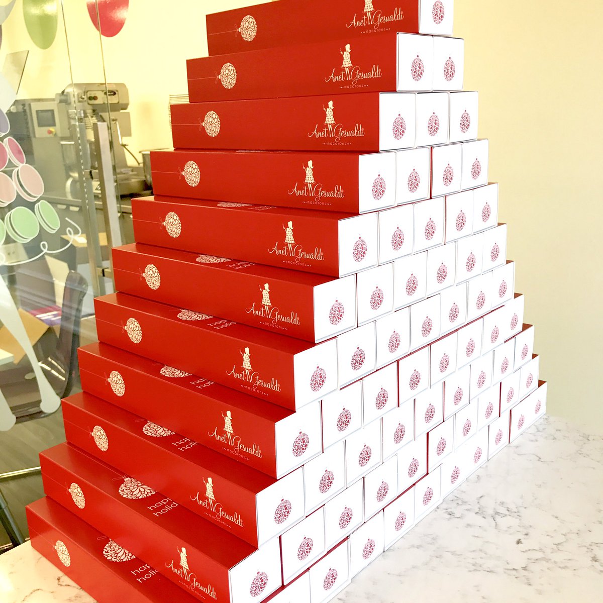 AGmacarons's tweet photo. New Holiday boxes for 12 Macarons! 🎁 #Christmas #HolidaysAreComing #macarons https://t.co/EkvHs29fnN