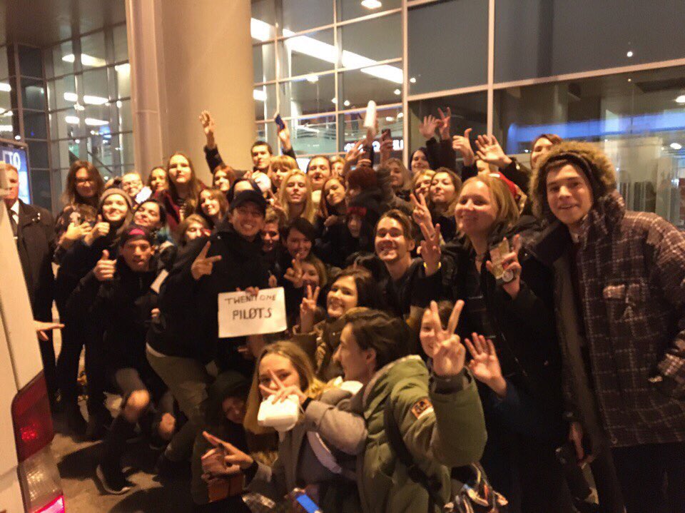 joshler_boy's tweet image. I'm voting for @twentyonepilots for #AMAs Favorite Artist - Alternative Rock.