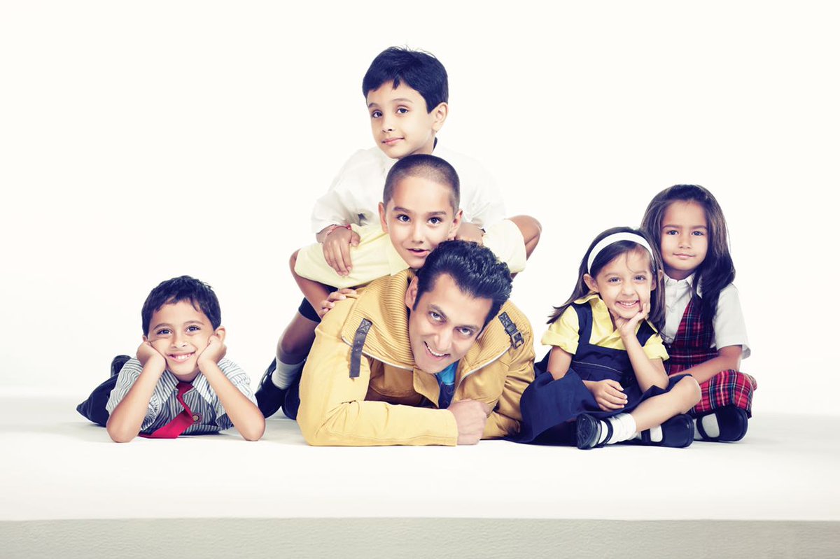 SalmanLiveOnly's tweet photo. #SalmanKhan The World Best Man 
BHAIJAN IS ONE HE ALWAYS HELP POOR PEOPLE. . WE LOVE YOU ALWAYS. .. JAI HO https://t.co/LoBi1ORiNg