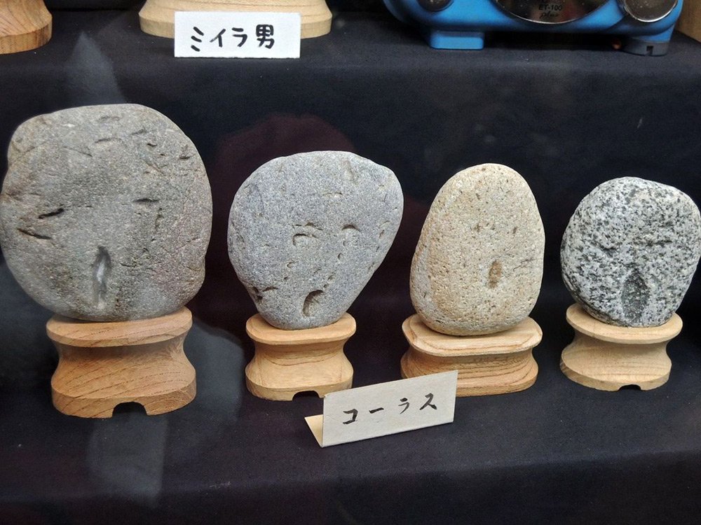 thisiscolossal's tweet image. In Japan there's an entire museum of found rocks that appear to have human faces, also called "jinmenseki". thisiscolossal.com/2016/11/the-ja…