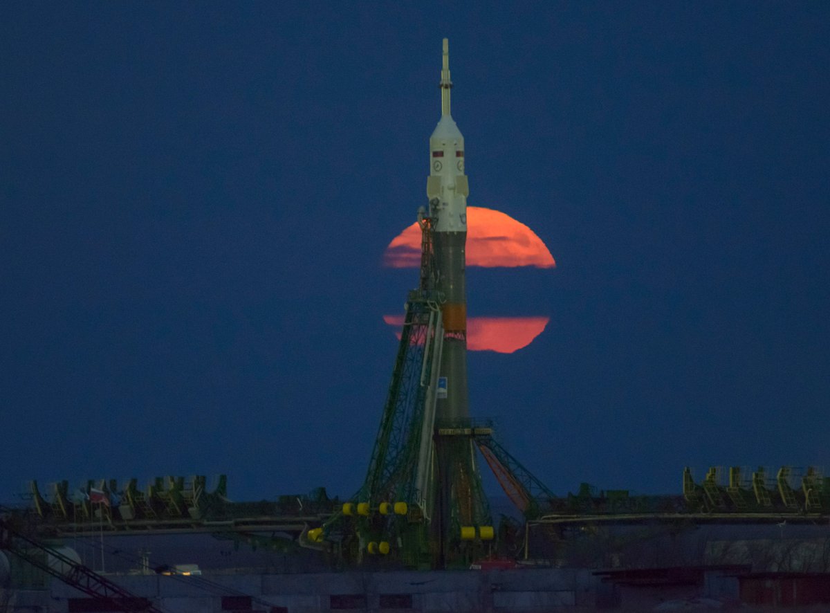 Space_Station's tweet photo. The #supermoon is seen rising behind the Soyuz rocket that will launch the next crew to the space station from Kazakhstan on Nov. 17. https://t.co/Ox2IAuLO7u