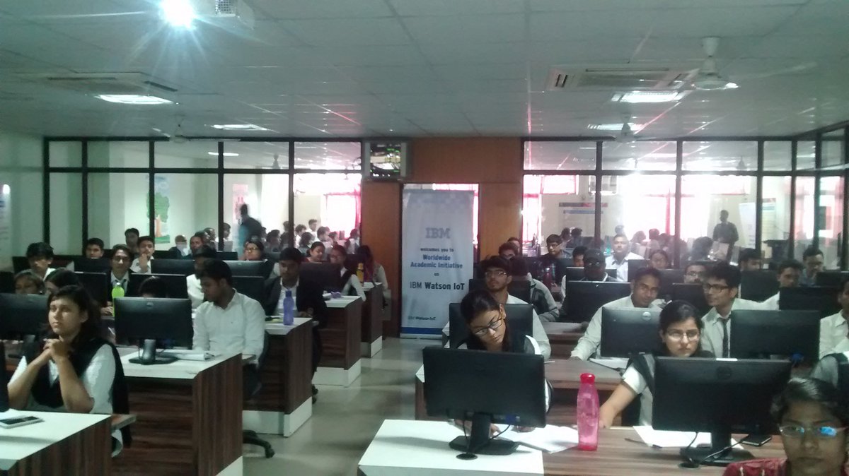 amol_kulk's tweet image. IBM Watson event in Gyan Ganga college, #Jabalpur. #Amazing response... Jabalpur is now #iotized...#Watson #Bluemix #cognitive  &amp;amp; much more