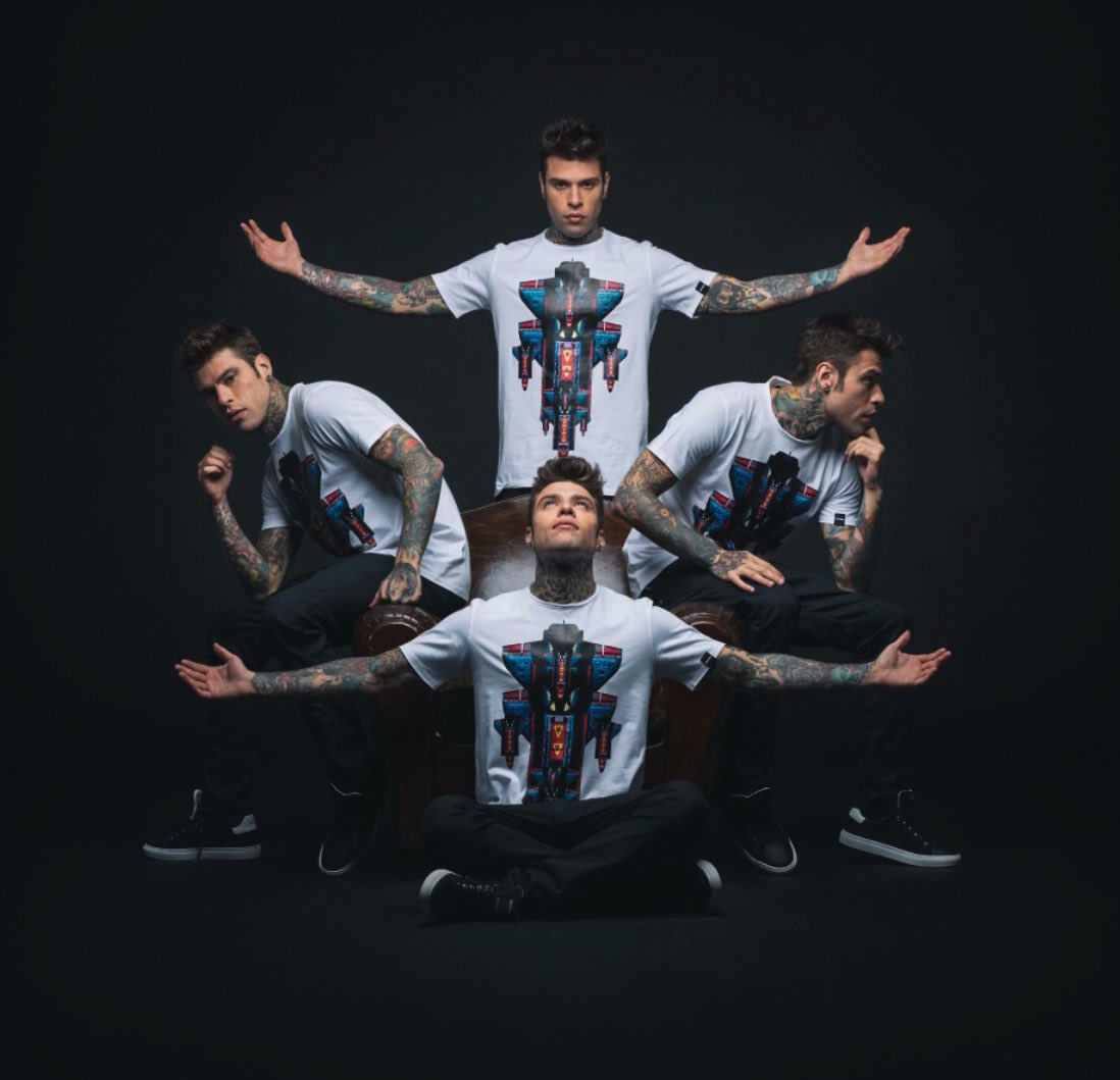 Fedez's tweet photo. Mi sto facendo in 4 😉
Domani news... https://t.co/Ozba0HbmZz