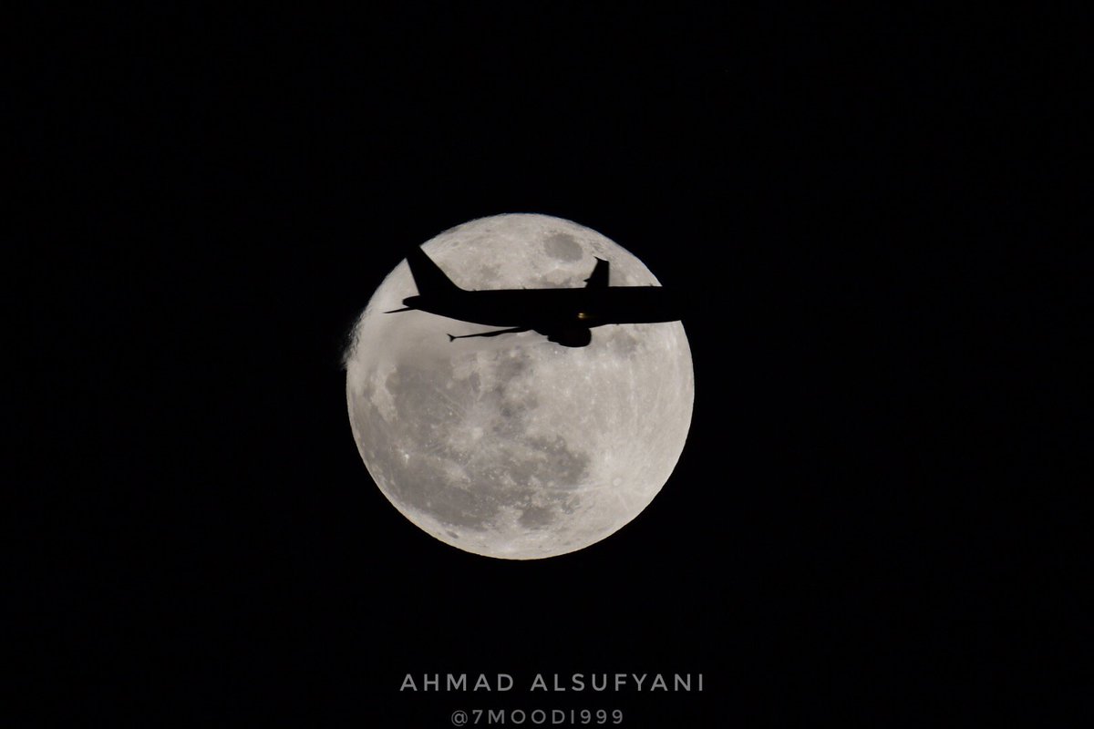 Ah1Su's tweet photo. الحمد لله🙏🏻 كانت لقطة موفقة لحظة مرور طائرة من امام القمر
#القمر_العملاق  #Supermoon #بدر_البدور 
@MulhamH
@F__A_H_A__D 
@NASA
@Arabic_Nasa https://t.co/j7ThuaRShX