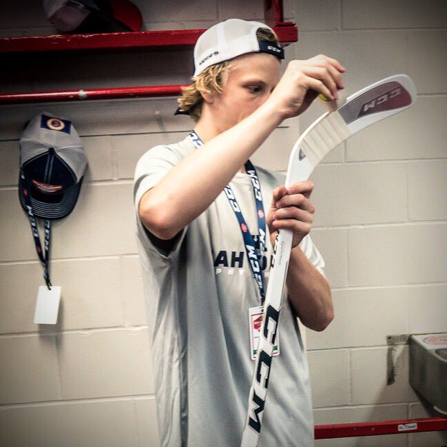 CCMFaST's tweet photo. Taping up the Revolution 

Faceplate gives you unparalleled puck speed by increasing the trampoline effect of the blade - #thisisnotcheating https://t.co/Xjr5WZyWoD