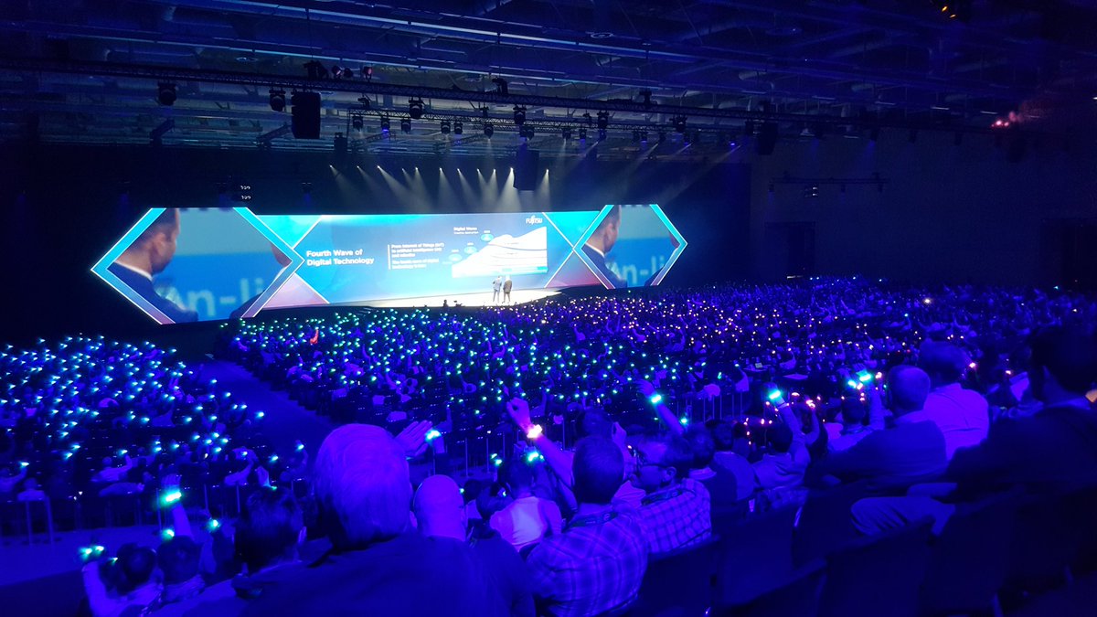 mercedes_adams's tweet photo. Make sure you tweet that @InsightEMEA selfie @alexwalln! #NetAppInsight https://t.co/pcYYnNnVln