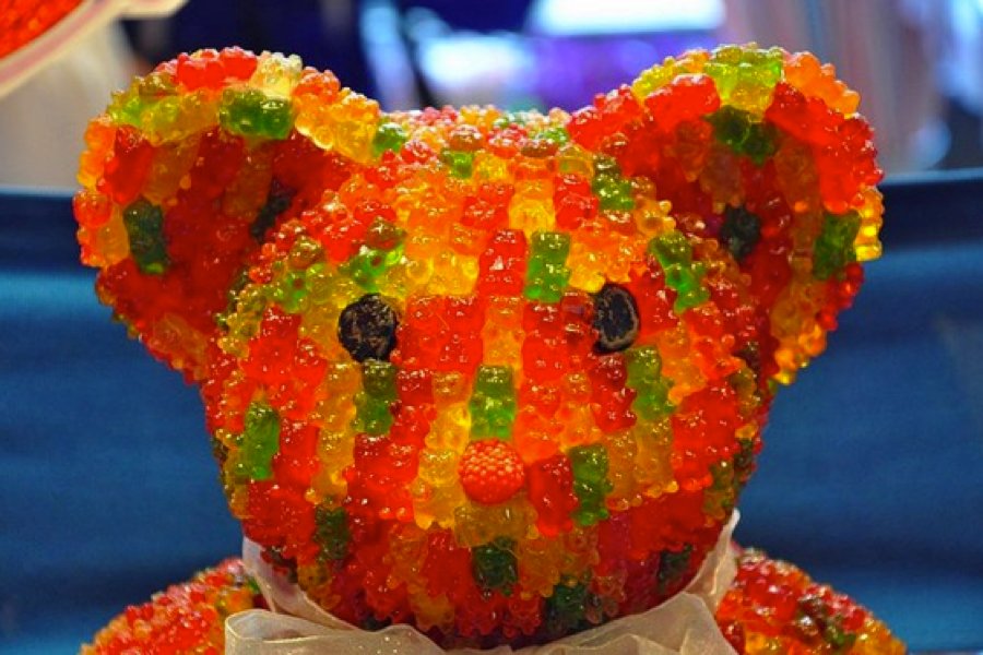 thefuzzypeach's tweet photo. Gummy bear king! https://t.co/2oalyiXSjq