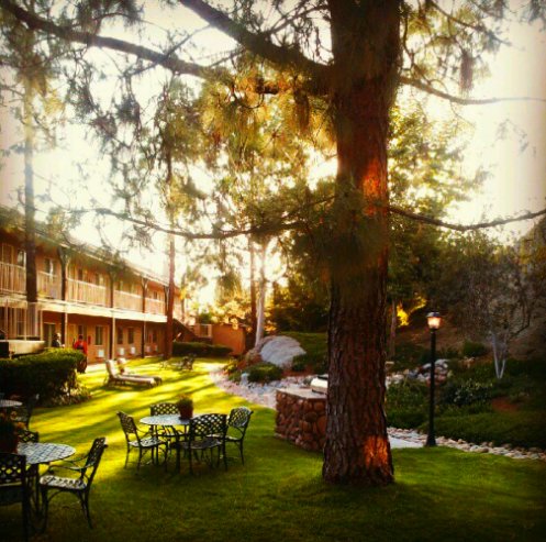 Ayres_Hotels's tweet photo. A #SuiteEscape from the hustle and bustle of the city at #AyresLodgeAlpine! #HospitalityRedefined #AyresHotels https://t.co/LJmwNxyiat