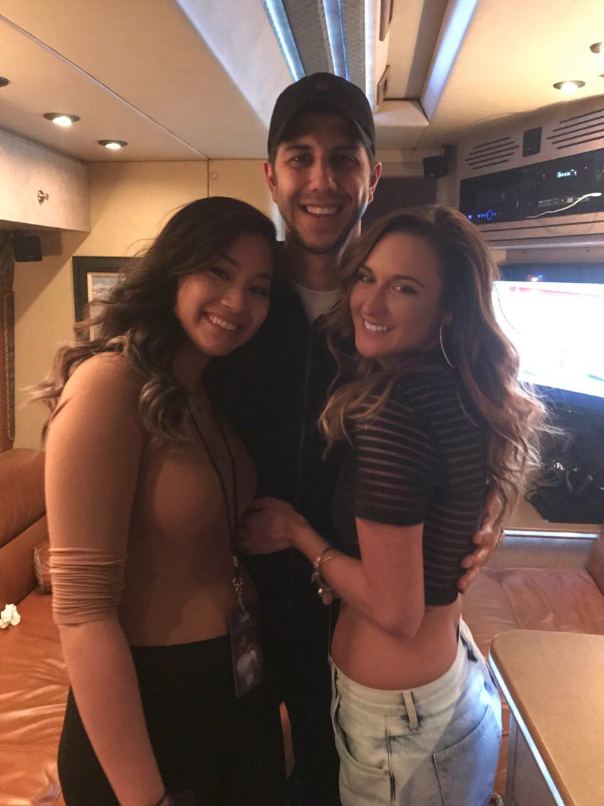 xoshannonyvonne's tweet photo. Thank you for being amazing and filling our lives with great music and memories that will last forever. @OfficialSoMo #TheLSMLTour https://t.co/8Lj6hwQzb4