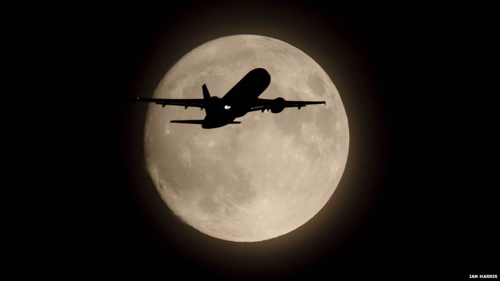 BBCNews's tweet photo. Your "supermoon" pictures https://t.co/np8APVrJCE https://t.co/Fm186lzf39