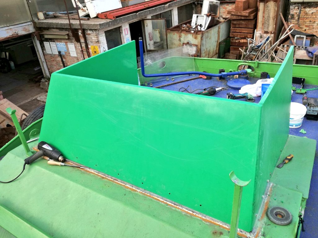 yourcolorboat's tweet photo. In costruzione per una barca di ferro la nuova cabina di pilotaggio in PE 100: non sarà più necessario alcun tipo di pittura! #ecoboat https://t.co/ejo3pmCl2L