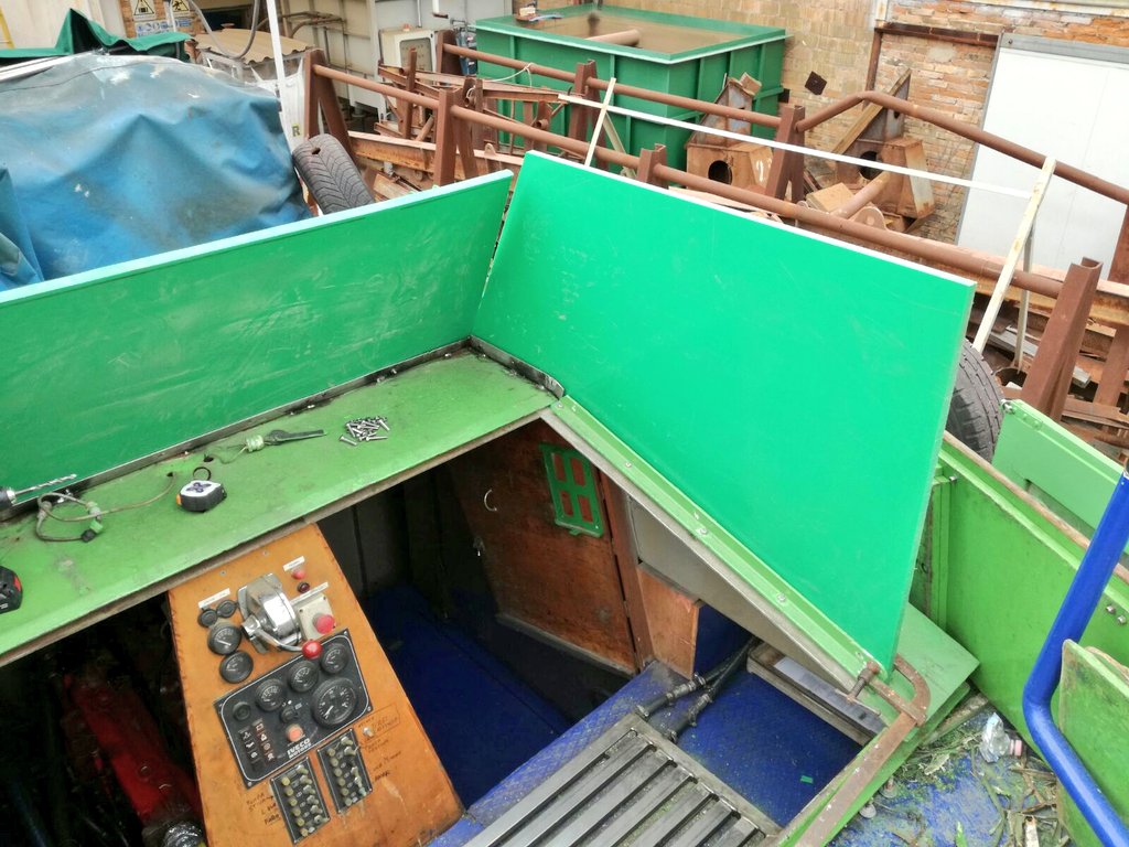 yourcolorboat's tweet photo. In costruzione per una barca di ferro la nuova cabina di pilotaggio in PE 100: non sarà più necessario alcun tipo di pittura! #ecoboat https://t.co/ejo3pmCl2L