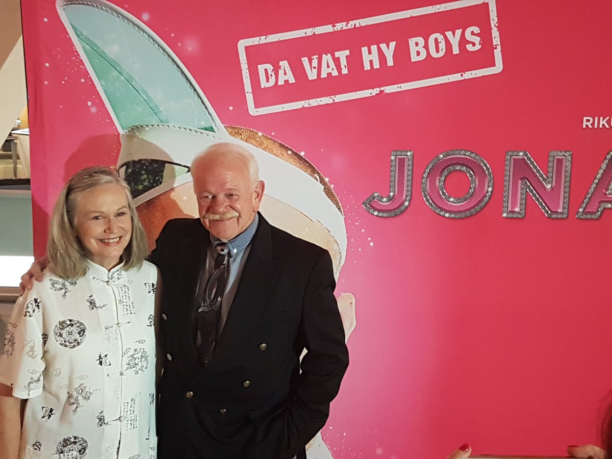 SACelebTweets's tweet photo. Twee van Suid-Afrika se gunstellinge is vanaand by #JonathanDieMovie ๐ Rika Sennett & Eric Nobbs #Jonathan2Desember @RadioRaps @FreshFlieks https://t.co/CXRpK00ikt