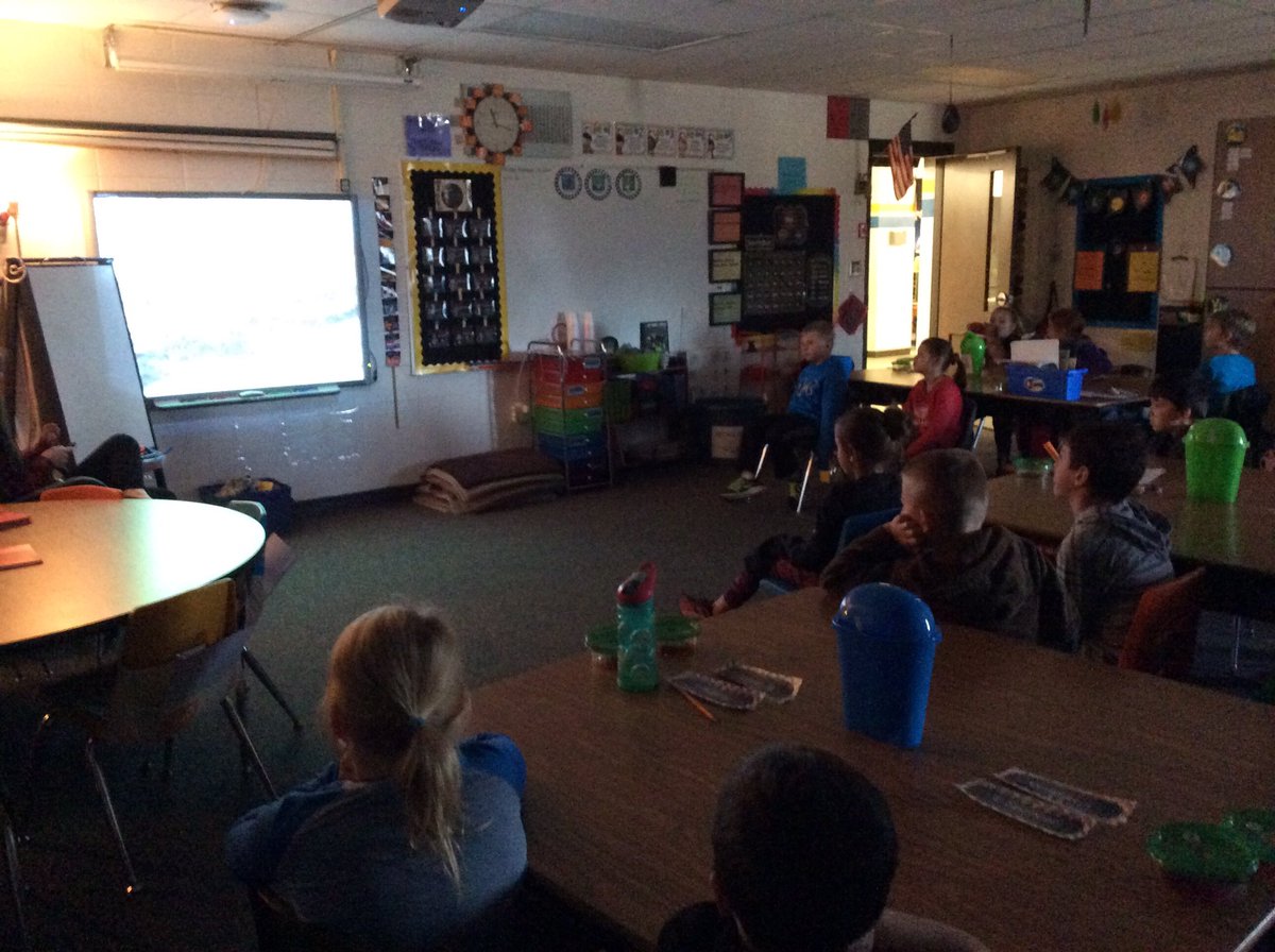 KathyDeBoth's tweet photo. #raiderstrong @PCSD_SS #virtualfieldtrip #polarbears #Rohloff #Johnson #globallearning https://t.co/o3nPDZDNlp