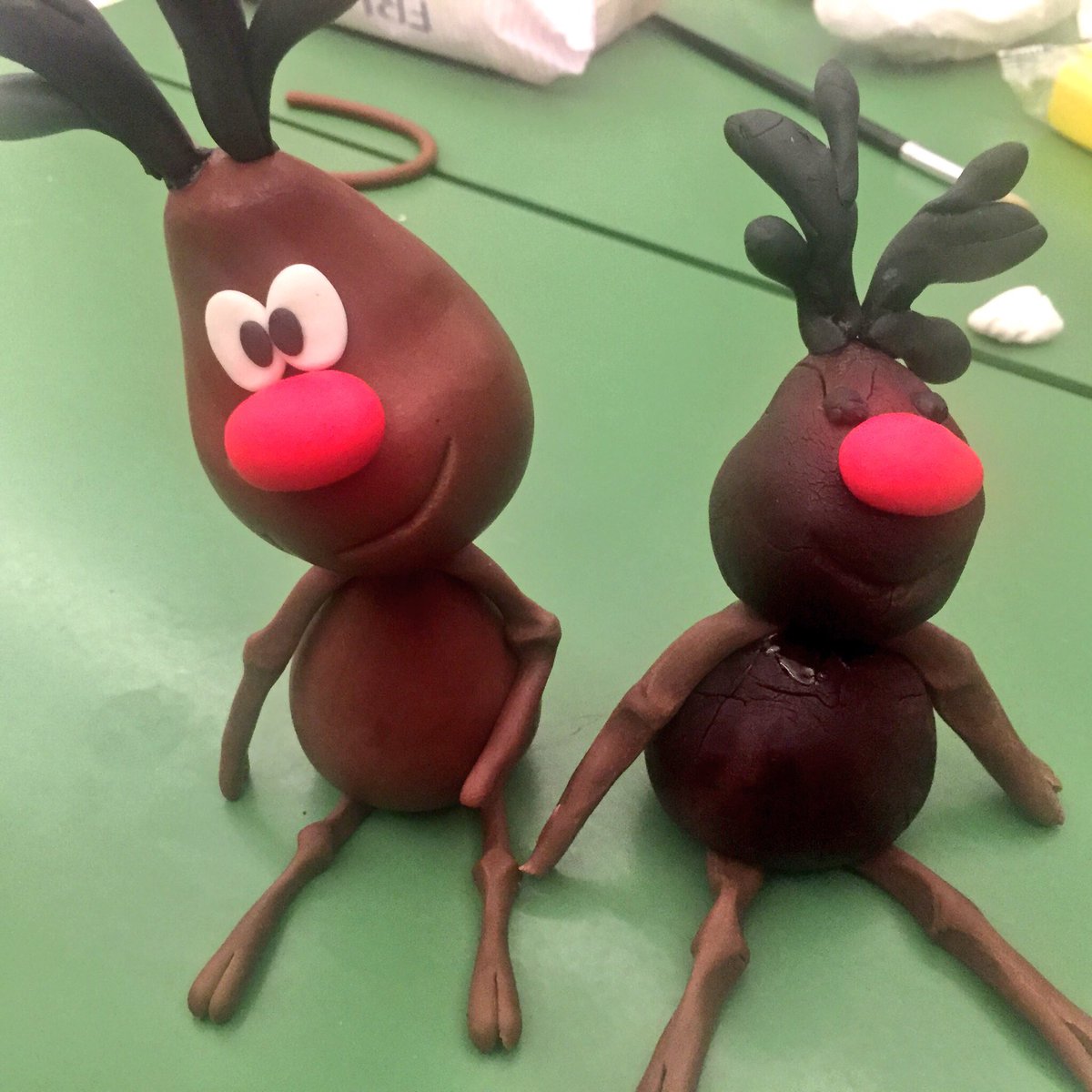 Nonsidicepiacer's tweet photo. Indovinello: quale delle due renne è quella fatta da me e quale dalla cake designer #PaolaAzzolina ?🍰🍭🎄 #smartboxexperience @Smartbox_it https://t.co/X1A7CASXJm