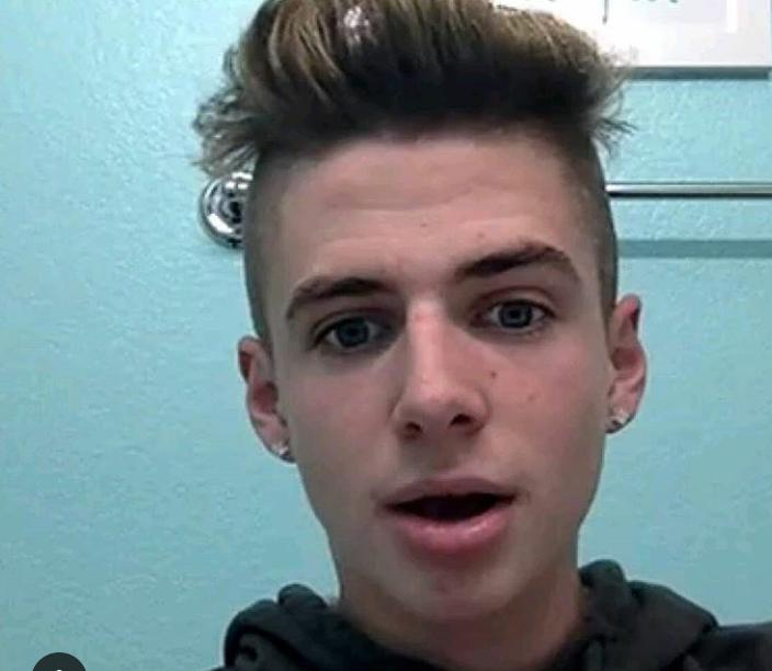 incrediblehvlk's tweet image. Who needs love when you have friends and pizza and puppies and cough porn cough and music and Barack Obama.