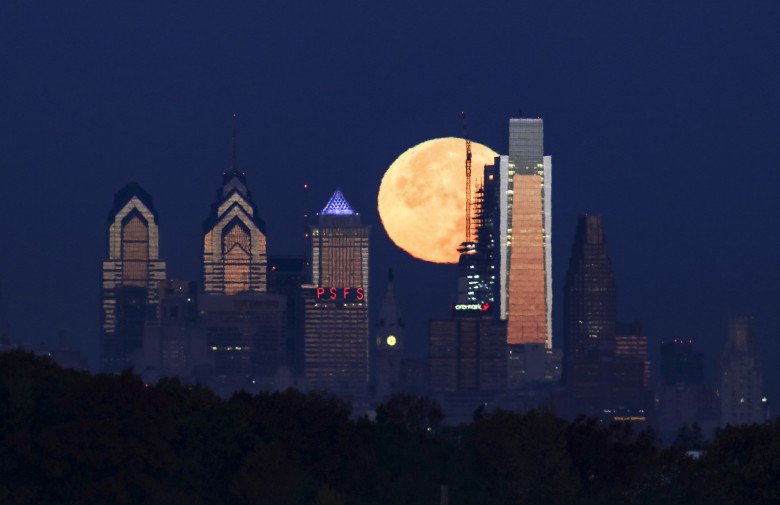 trtworld's tweet photo. Biggest and brightest #Supermoon since 1948 lights up the night sky
https://t.co/mtRb8Bk1sf https://t.co/YcnJXqWeDz