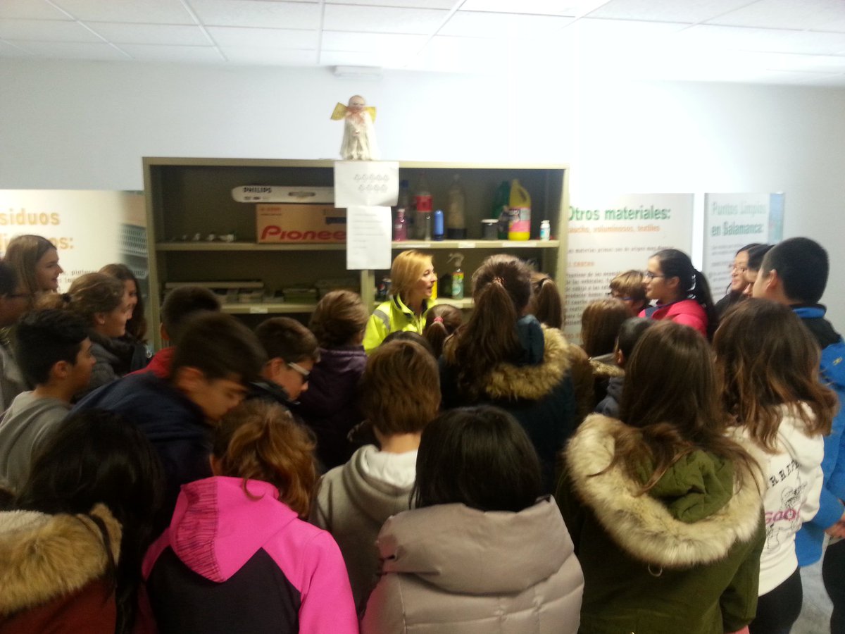 Rafa_Gil_G's tweet photo. El 1 ESO C también visitó la planta clasificadora de envases. ¡¡¡¡¡Casi en Navidad!!!!! https://t.co/A9I6UeXhcS