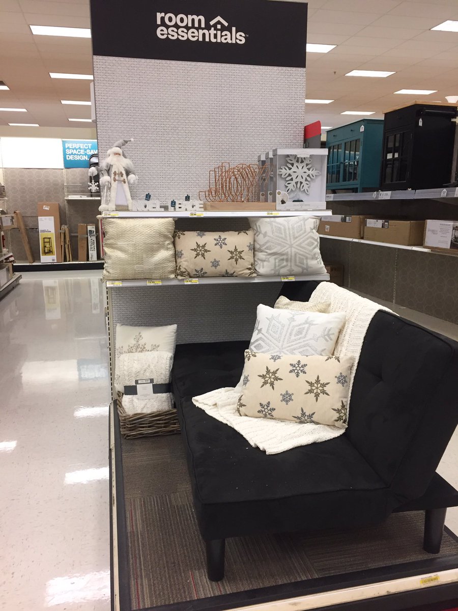 Chelschels26's tweet photo. So glad to be back to work! Focal refresh! #T2243 #christmasishere #VML @SamanthaVMML @JWortsmanTGT @CaitlinKorensek 🎄❄️⛄️☃️ https://t.co/LXwsASfabE