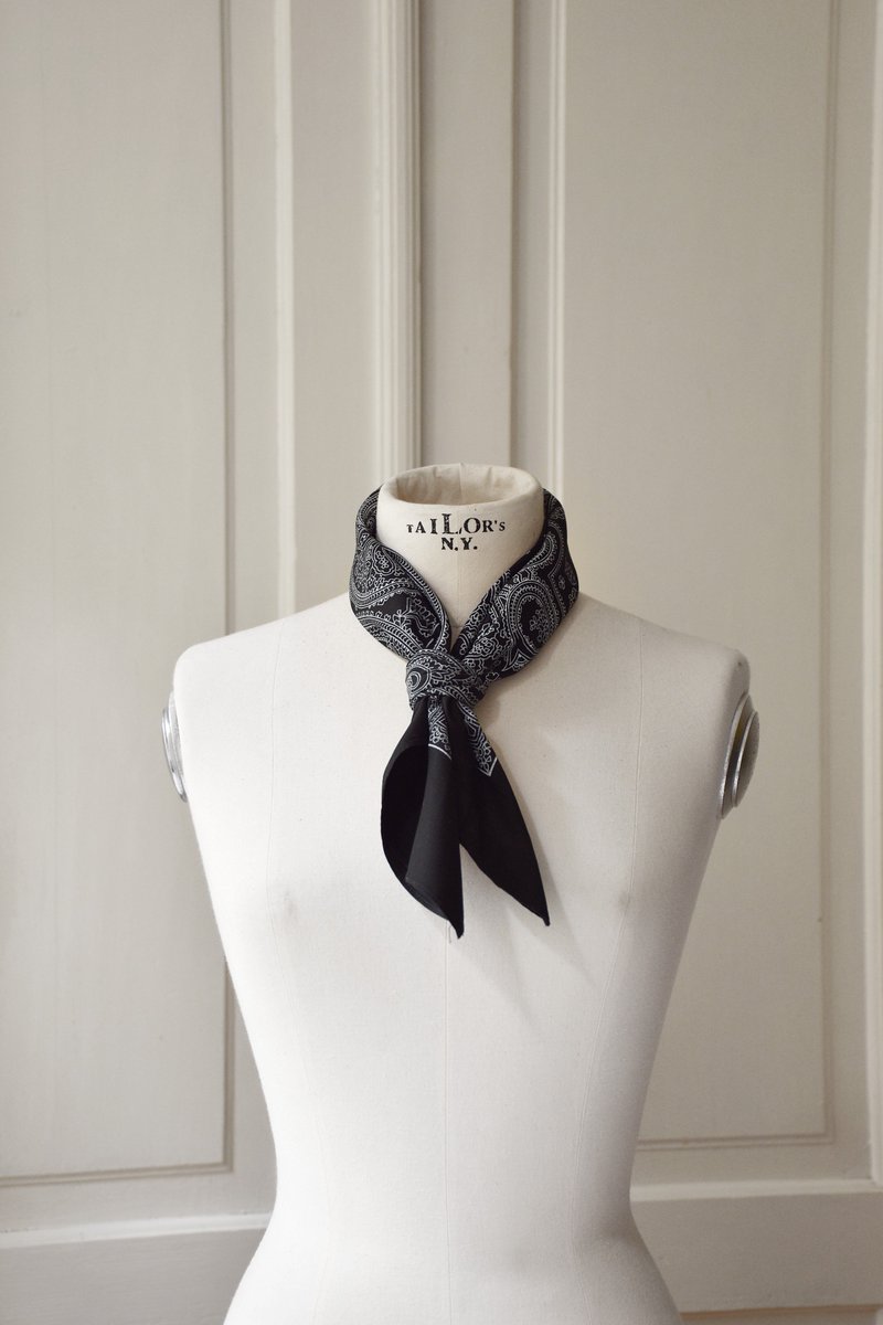 E con grande richiesta abbiamo aggiunto anche i nostri #foulard su #Etsy, date un'occhiata! etsy.com/it/shop/DezenD…
