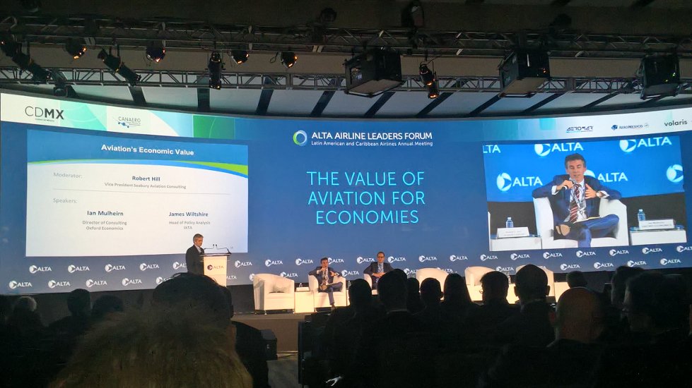 Transponder1200's tweet photo. #ALTA2016 Ian Mulheim, consultor de oxford economics, en estos momentos hablando sobre el impacto de @realDonaldTrump en la #Aviaciรณn. https://t.co/62E8lyvrvz