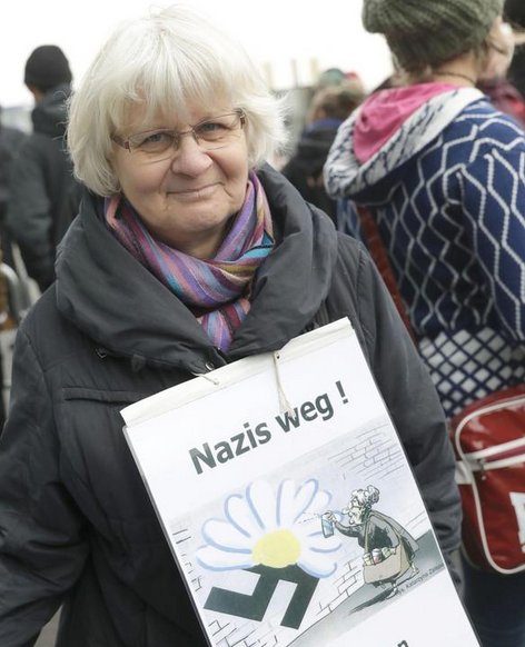 Tagesspiegel's tweet photo. Bautzener Polizist zeigt Aktivistin Irmela Mensah-Schramm wegen Sachbeschädigung an #Berlin https://t.co/JKQuO7UKx7 https://t.co/eTcOq64Po8