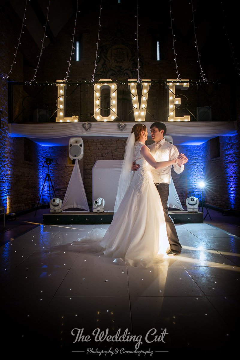 The new Mr and Mrs Thomas share their recent wedding on our blog #reallifewedding <a href="/greattythebarn/">The Great Tythe Barn</a> @Harmonybrides  robinsflowers.co.uk/newsArticle.ht…