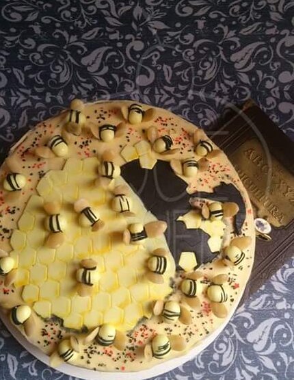 Para el cierre de #ElCanonHolmes: pastel de whisky, ganache de chocolate con earl grey; crema de mantequilla y miel.