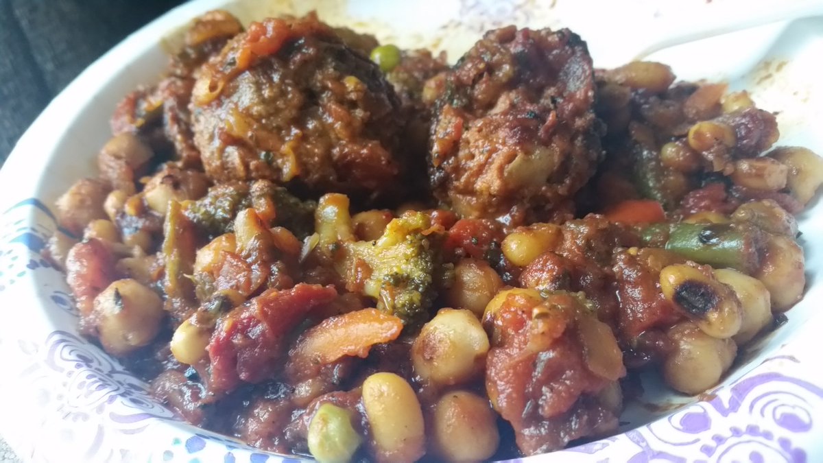 Super Chunky spicy veggie chilli + 2 lean grassfeed meatballs! My monthly red meat after PMS, tmi I know but I eat to live. #plateunveiled