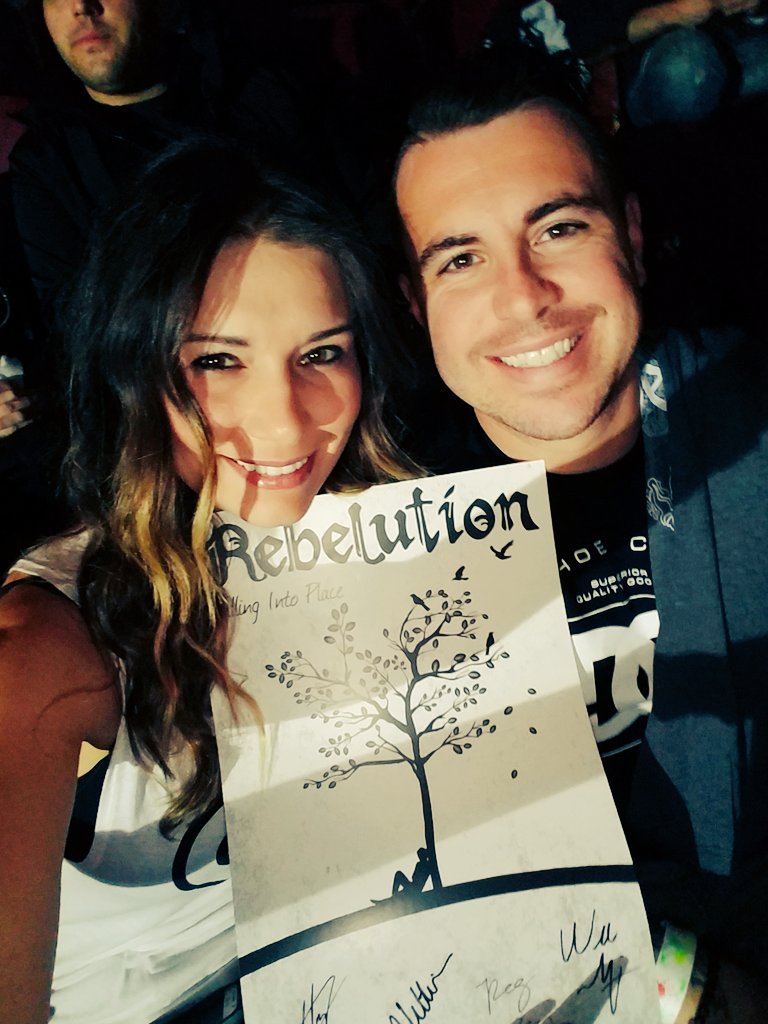 IThinkThatsSean's tweet photo. Cant express how much you guys are my favorite, Eric your Guitar skills are so awesome! @RebelutionMusic Saturday rocked. #Fallinginplace https://t.co/4A5IVr5sW4