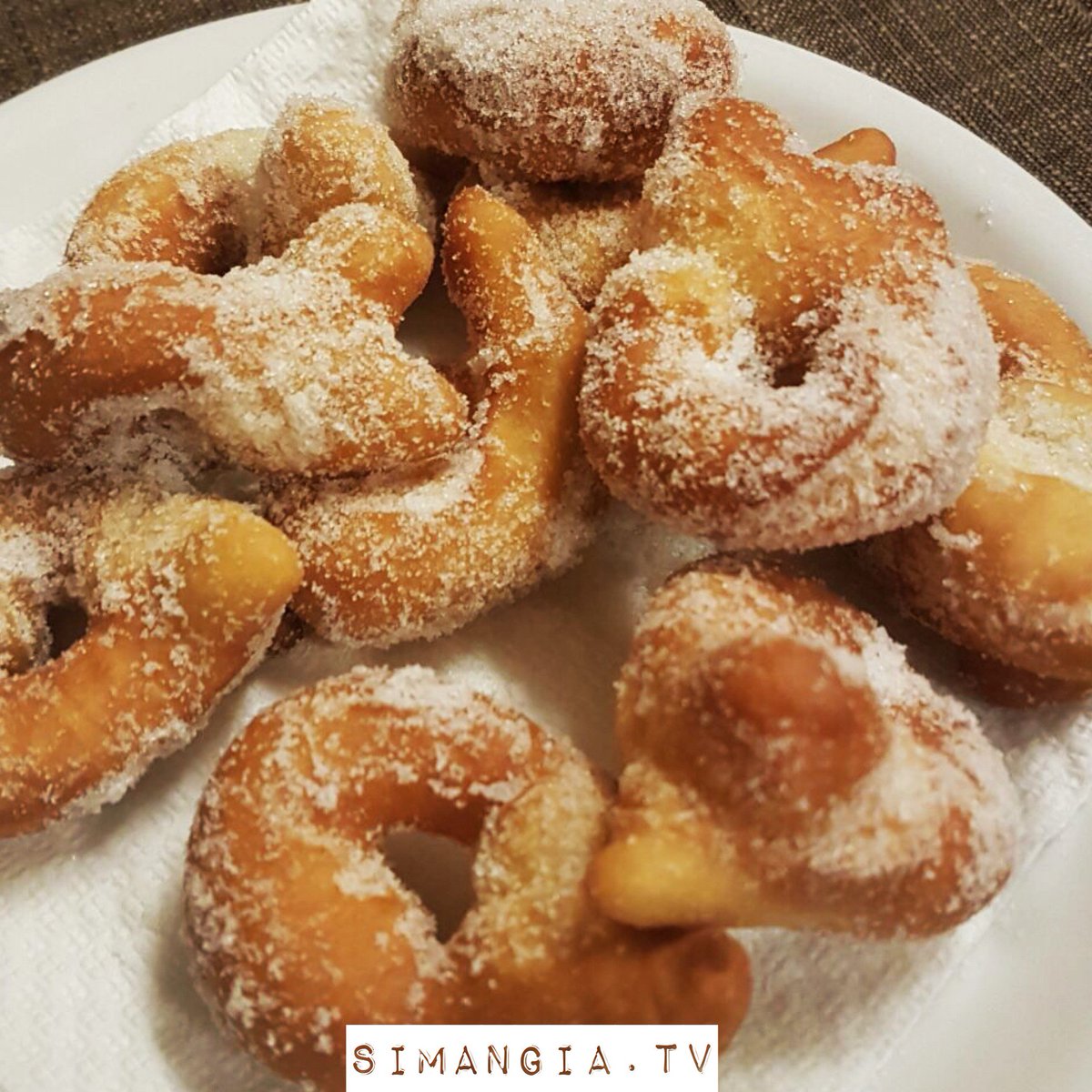 Zeppolelle, Italian #doughnuts originally from #Napoli #ItalianCuisine #ilmeglioilmeglio
