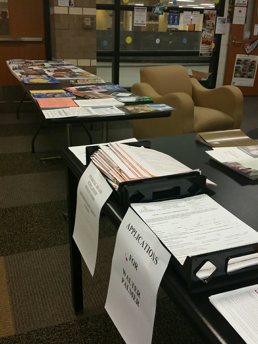 DarkHorseDoc's tweet photo. #DarkHorses do College Application Week #CHSCAW. Lots and lots of college apps being completed! Thank you Mrs. Blount. https://t.co/3eGQ0oEFwx