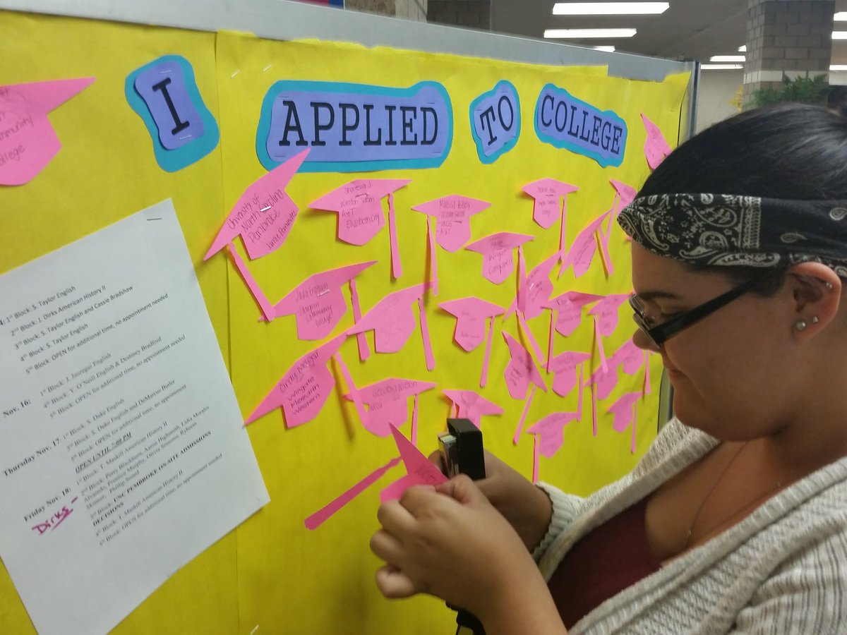 DarkHorseDoc's tweet photo. #DarkHorses do College Application Week #CHSCAW. Lots and lots of college apps being completed! Thank you Mrs. Blount. https://t.co/3eGQ0oEFwx
