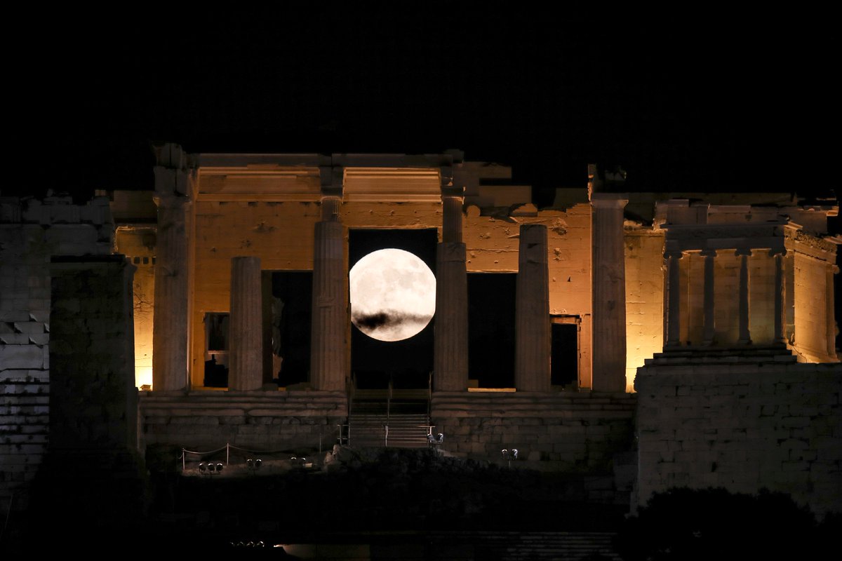 ajplus's tweet photo. Jaw-dropping images of this year's #supermoon from Spain, Greece, Hong Kong and Thailand.

Send us your best 🌕 photos! https://t.co/hbO7kAuauA