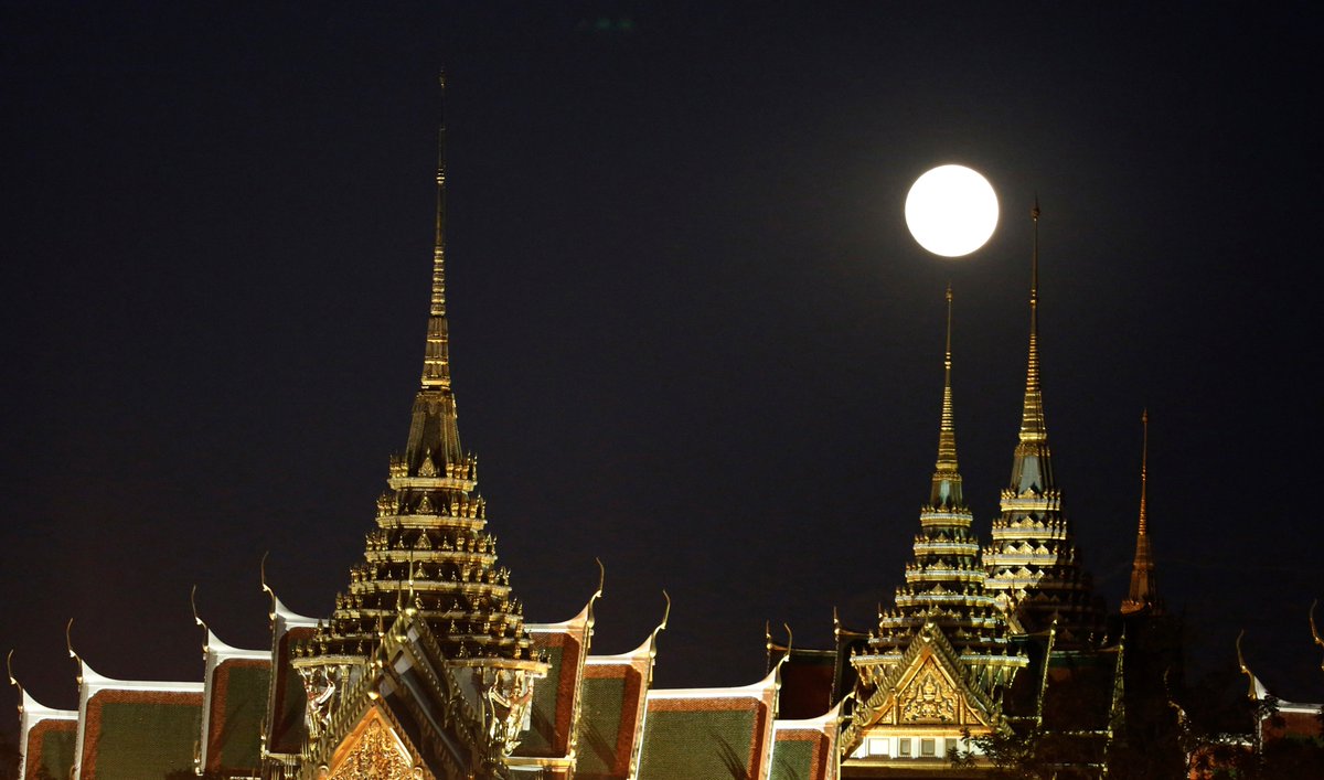 ajplus's tweet photo. Jaw-dropping images of this year's #supermoon from Spain, Greece, Hong Kong and Thailand.

Send us your best 🌕 photos! https://t.co/hbO7kAuauA