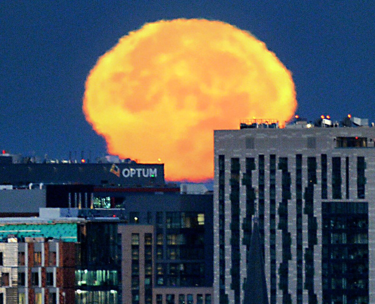 newspixevans's tweet image. Atmospheric refraction causes the moon to shimmer as it sets in Boston Monday #supermoon2016 #atmosphericrefraction #bostonherald
